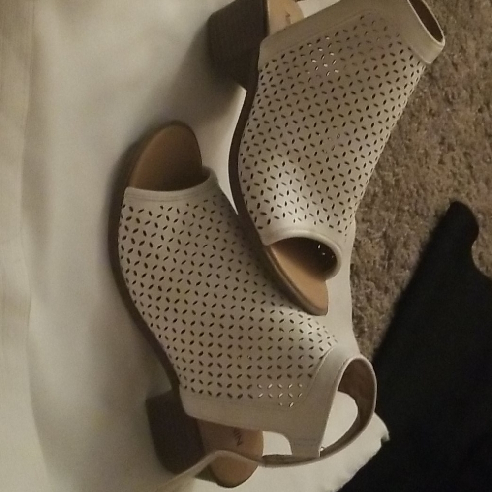 I am selling low top kid high shoes